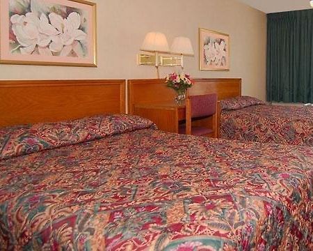 Econo Lodge Near Potomac Mills Удбридж Екстериор снимка